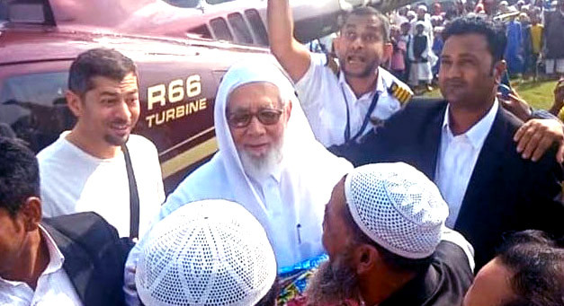 হেলিকপ্টারে চড়ে কর্মচারীর বাড়িতে বেড়াতে এসেছে সৌদি মালিক